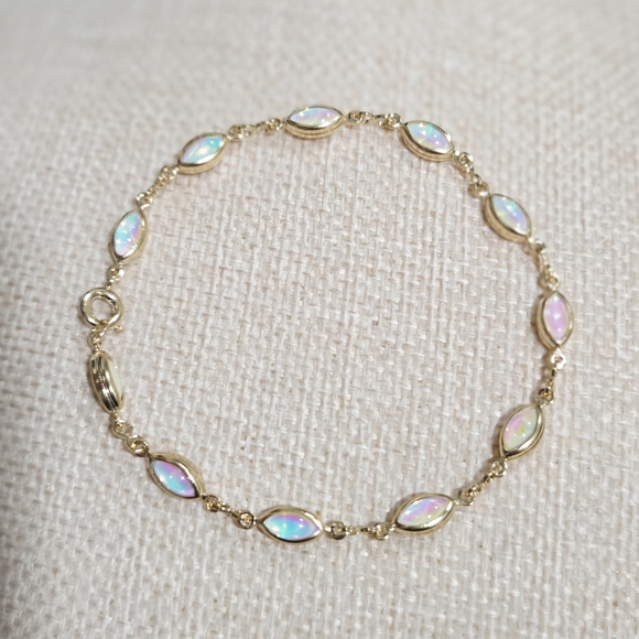 Elegant Gold and Opal Women's Bracelet - Picture 2 of 3
